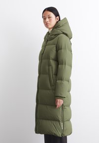Marc O'Polo PUFFER COAT WITH HOOD SIDE SLITS WITH ZIPPER WELT POCKETS BACKPACK BELTS - Sulemantel - olive crop
