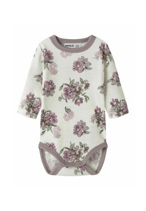 Langærmet babybody i cremefarve med lilla blomsterprint. Har rund halsudskæring og trykknapper i bunden, blød bomuldstekstur.