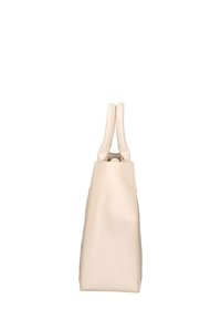 Borsa in pelle beige con texture morbida a forma triangolare, doppio manico superiore e minimo dettaglio di cucitura. Design pulito senza hardware visibile.