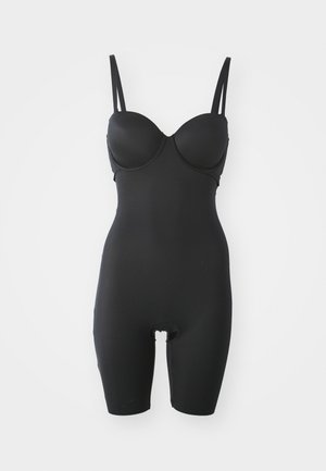 Body nero con spalline regolabili, coppe sagomate e lunghezza fino a metà coscia. Realizzato in materiale liscio ed elasticizzato con chiusura a scatto.
