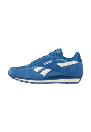 Zapatilla Reebok azul de perfil bajo con rayas blancas laterales, parte superior de ante y malla, cierre de cordones y suela texturizada para mejor agarre.