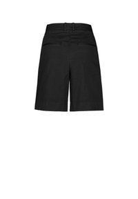 Pantaloni corti neri con un design su misura, taglio dritto e due tasche posteriori. Realizzati in tessuto morbido con una finitura pulita e minimalista.