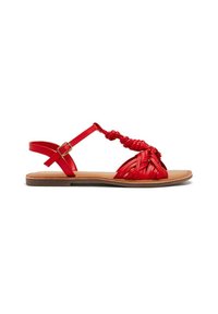 Sandales tissées rouges à semelle plate, avec des brides tressées et une seule sangle de cheville dotée d'une boucle métallique pour l'ajustement.