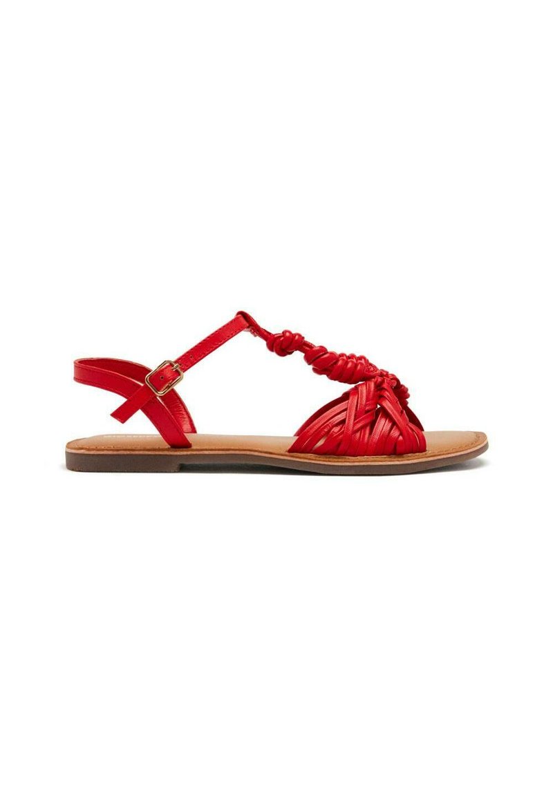 Sandales tissées rouges à semelle plate, avec des brides tressées et une seule sangle de cheville dotée d'une boucle métallique pour l'ajustement.