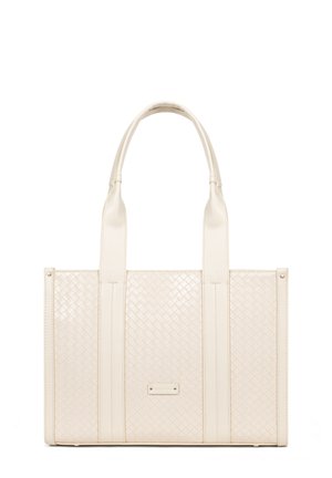 Borsa tote in pelle intrecciata color crema con doppi manici e dettagli di cuciture sottili, forma rettangolare.