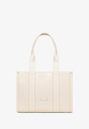 Kremowa torba na ramię z plecionej skóry, z podwójnymi uchwytami i subtelnymi przeszyciami, o prostokątnym kształcie.