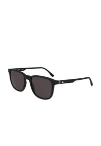 Ochelari de soare negri mate cu formă rectangulară, lentile întunecate și un accent verde pe tâmplă. Prezintă logo-ul Lacoste pe lateral.