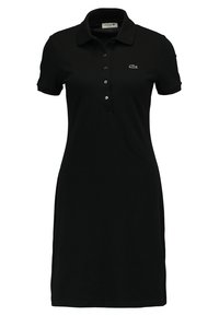 Černé polo šaty s krátkými rukávy, knoflíkovou légou a bočními rozparky, vyrobené z měkké látky. Na hrudi se nachází malé bílé logo.