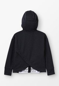 Černá mikina s kapucí a dlouhými rukávy, obepínající design vzadu a texturovaná tkanina. Obsahuje kontrastní logo na lemu.