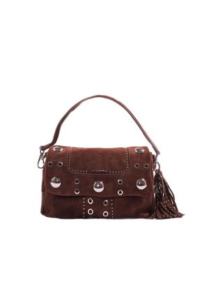 Borsa a tracolla in camoscio marrone con patta, dettagli in argento, borchie decorative e nappina laterale. Il design è rettangolare con un manico corto.