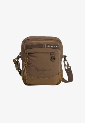 Bolso cruzado de nailon marrón con correa ajustable, compartimento principal con cremallera, bolsillo frontal, fondo texturizado y detalle del logo.