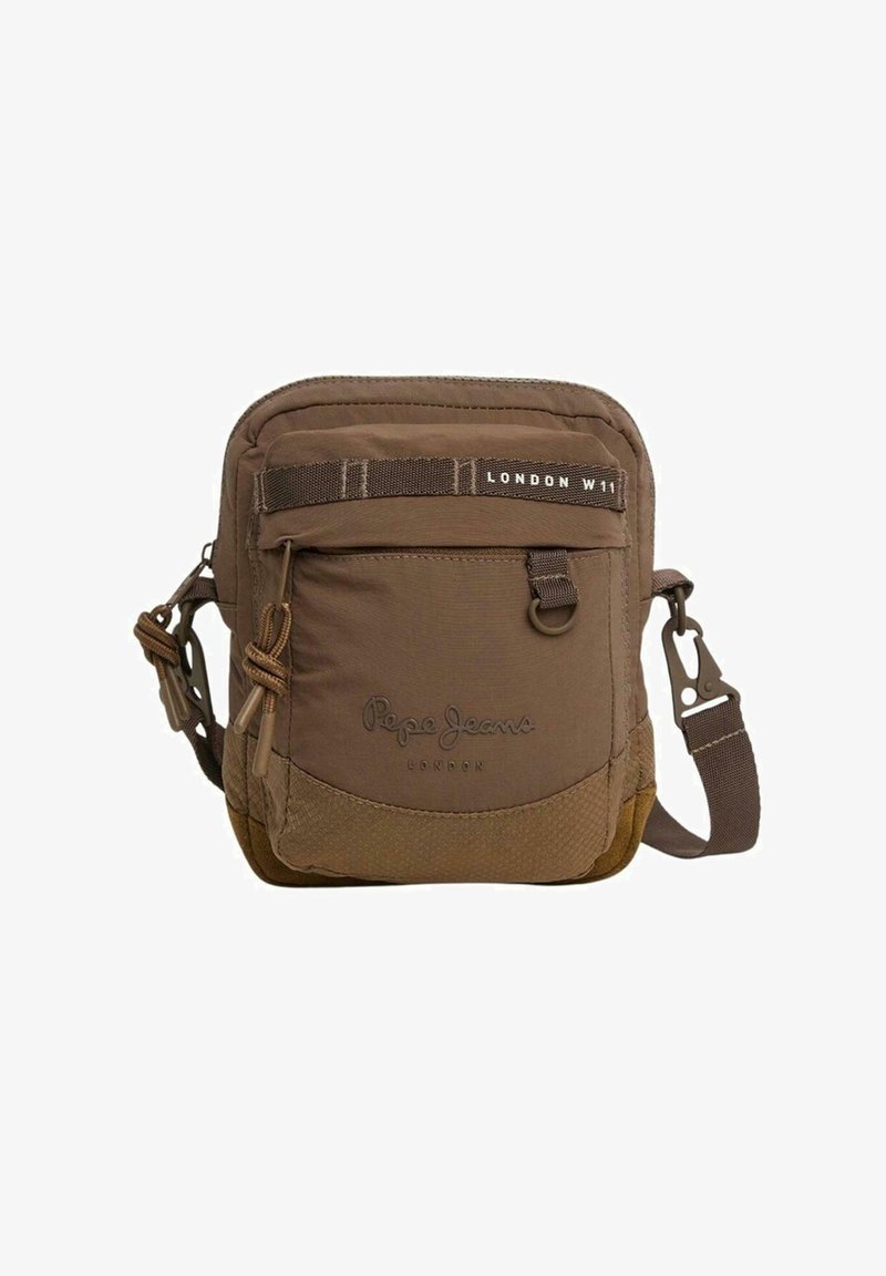 Bolso cruzado de nailon marrón con correa ajustable, compartimento principal con cremallera, bolsillo frontal, fondo texturizado y detalle del logo.