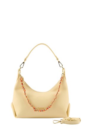 Beige Handtasche mit kurzem Griff und einer dekorativen roten und goldenen Kette, begleitet von einem abnehmbaren passenden Schulterriemen.