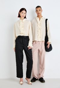 Sister Jane FREDDIE RUFFLE UNISEX - Πουκαμίσα με κουμπιά - ivory