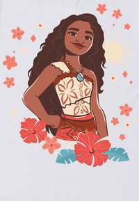 Ilustración de un personaje con cabello largo y rizado de color oscuro, vistiendo una blusa marrón con patrones florales, una falda roja y un collar turquesa, rodeado de flores.