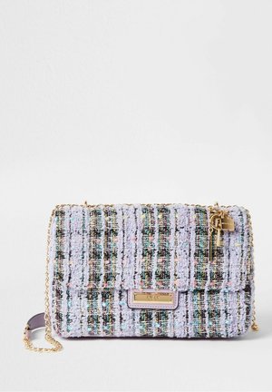 Rektangulær skuldertaske i pastelfarvet lilla tweed med guldkæde som strop og guldnøgle- og låsevedhæng på frontklappen.