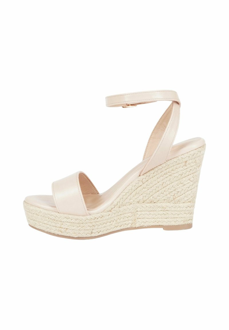 Sandali con zeppa in satin beige, con due cinturini larghi e una suola in juta intrecciata e testurizzata. Una cinghia alla caviglia offre una chiusura sicura.