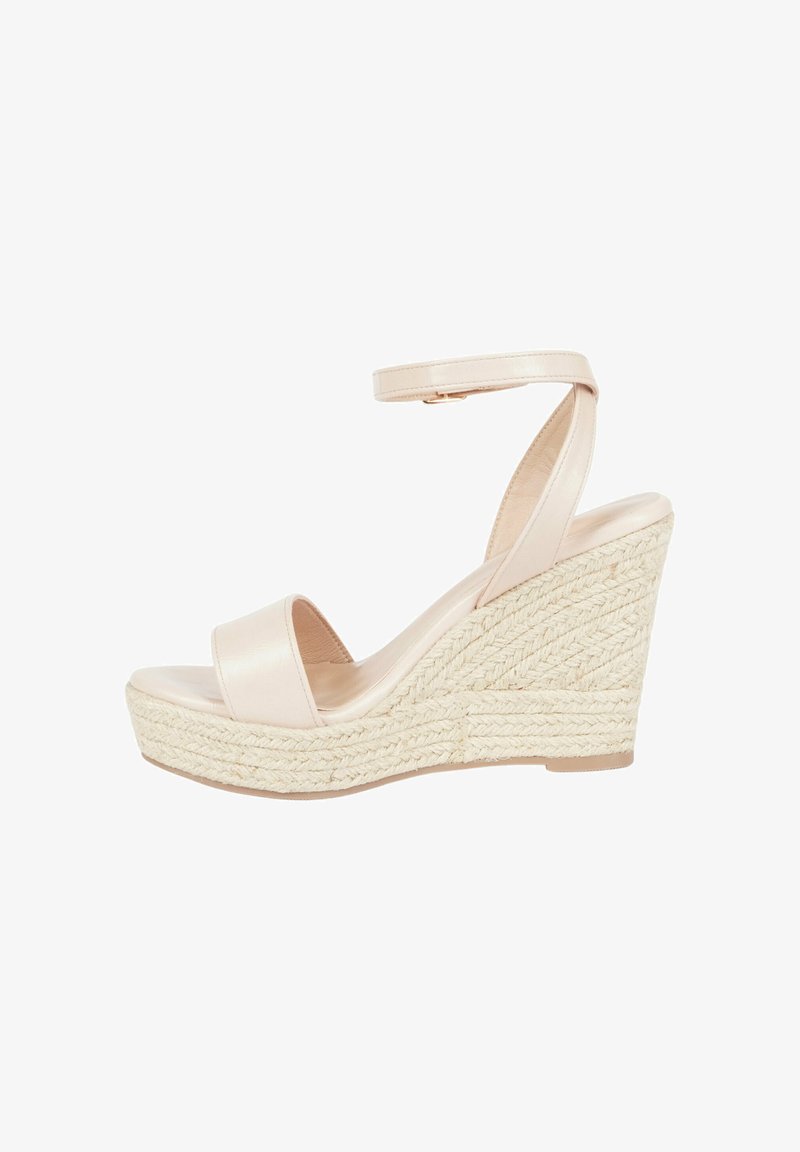 Sandali con zeppa in satin beige, con due cinturini larghi e una suola in juta intrecciata e testurizzata. Una cinghia alla caviglia offre una chiusura sicura.