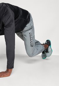 Nike Performance FORM PANT - Pantalones deportivos - smoke grey/black