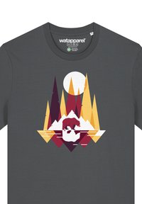 Scharzgraues T-Shirt mit einem Grafikdesign eines Bären auf einem Gletscher, umgeben von bunten, dreieckigen Bergen und einer großen weißen Sonne.
