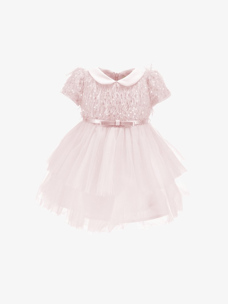 Robe rose clair pour tout-petit avec corsage à sequins ornés de plumes, col Peter Pan blanc, ceinture en satin avec nœud, et jupe en tulle à plusieurs couches.