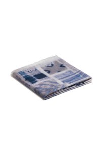 Sciarpa piegata realizzata in morbido tessuto, con un motivo geometrico blu e grigio e bordi sfrangiati. Forma quadrata, texture leggera.