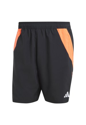 Schwarze Sportshorts mit orangefarbenen Seitenpaneelen, elastischem Bund und weißen Logodetails am Saum. Hergestellt aus leichtem Material.