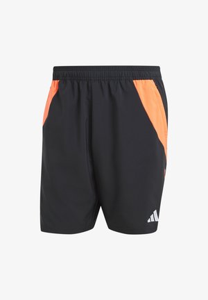 Schwarze Sportshorts mit orangefarbenen Seitenpaneelen, elastischem Bund und weißen Logodetails am Saum. Hergestellt aus leichtem Material.