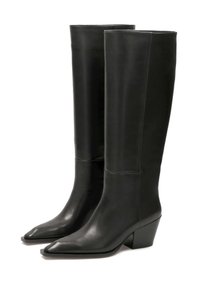 Svarta knähöga stövlar i slät läder, med en spetsig tå och en kvadratisk klack. Snygg, minimalistisk design utan synliga dekorationer.