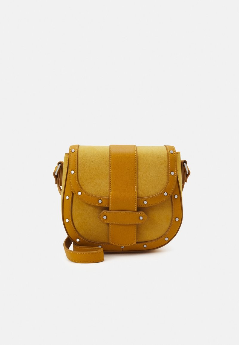 Borsa a tracolla gialla in pelle con chiusura a pattina, dettagli a borchie e finitura testurizzata. Presenta una sola tracolla regolabile.