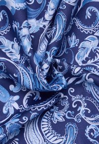 Marine stof met een paisleypatroon in verschillende tinten blauw. Het materiaal heeft een gladde textuur met ingewikkelde bloemontwerpen.