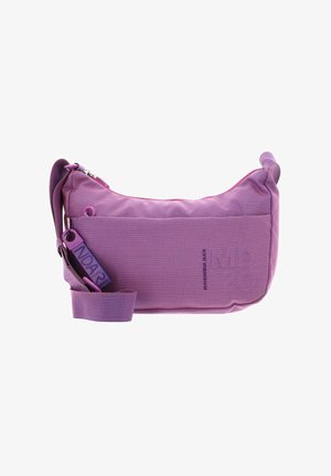 Sac d'épaule en tissu violet avec une surface texturée, fermeture éclair et bandoulière amovible comportant une étiquette logo sur un côté.