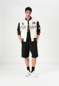 Tommy Hilfiger F1 MOVIE GRAPHIC VARSITY JACKET - Geacă bomber - white/red/black