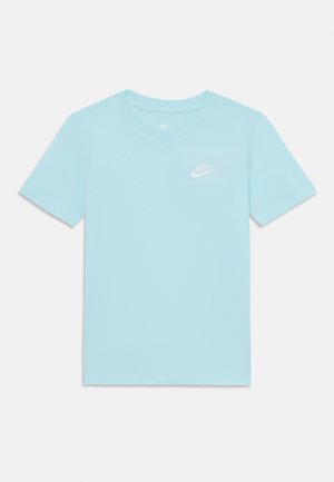 Camiseta de algodón azul claro con mangas cortas, cuello redondo y un pequeño logo blanco de Nike en el lado izquierdo del pecho.