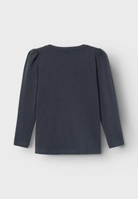 Maglietta a maniche lunghe in cotone grigio scuro con texture morbida, scollo rotondo e maniche a sbuffo arricciate per un tocco di dettaglio in più.