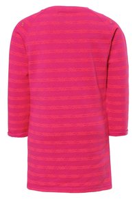 Różowa sukienka z długim rękawem, z poziomymi paskami w kontrastowym jasnym kolorze. Miękka tkanina o gładkiej fakturze i okrągłym dekolcie.