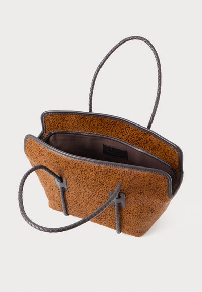 Braune, gesprenkelte Leder-Tote mit dunklen geflochtenen Griffen, offenem Oberteil und stoffgefüttertem Innenraum.