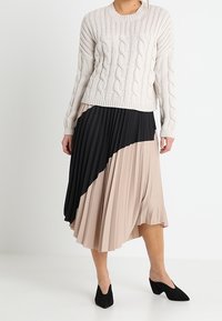 KIOMI Pullover - sand