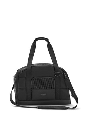 Fekete Larkson Hamburg utazótáska két fogantyúval, levehető vállpánttal és az elején cipzáras hálós zsebbel.