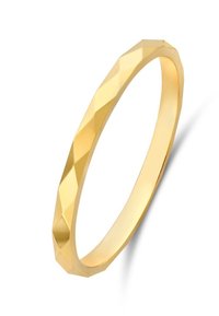 Bague jonc dorée avec un design façonné, présentant des angles vifs et une surface intérieure lisse. Légère et à la forme épurée.