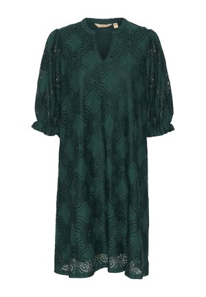 Rochie verde cu un design din dantelă florală, mâneci scurte tip puff și o deschidere în formă de cheie la gât. Textură moale și siluetă evazată, fluidă.