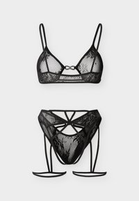 Σετ μαύρου δαντελένιου στηθόδεσμου και ζαρτιέρας με λεπτές τιράντες και διαφάνειες από δίχτυ σε λευκό φόντο.