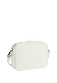Borsa a tracolla bianca in pelle con forma rettangolare, logo impresso, chiusura con zip e tracolla regolabile. Texture liscia con dettagli di cucitura.