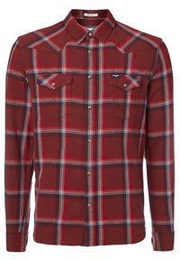 Rot kariertes Flanellhemd mit langen Ärmeln, spitzem Kragen, zwei Brusttaschen und metallischen Knöpfen. Das Muster verfügt über weiße und blaue Linien.