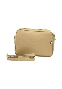Beige leren schoudertas met een textuurovervlak, gouden rits en afneembare schouderband, voorzien van een klein Italiaans vlaggetje als detail.