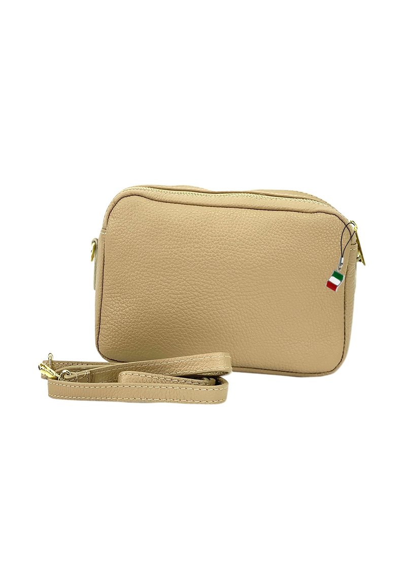 Beige leren schoudertas met een textuurovervlak, gouden rits en afneembare schouderband, voorzien van een klein Italiaans vlaggetje als detail.