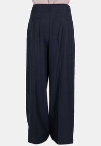 Pantaloni a gamba larga in tessuto blu scuro, con vita elastica e tasche posteriori, texture liscia e look sartoriale.