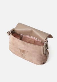 Borsa a tracolla in pelle e camoscio marrone chiaro con esterno testurizzato, pattina aperta e rivestimento rosa, dotata di etichetta del marchio all'interno.