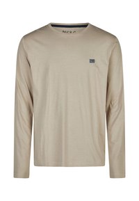 Camisa beige de manga larga hecha de tela suave, con cuello redondo y un pequeño logo azul marino en el lado izquierdo del pecho. Textura lisa en toda la prenda.