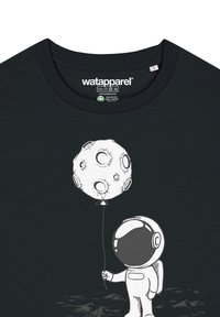Schwarzes T-Shirt mit einem Cartoon-Astronauten, der einen grau-weißen Mondballon hält, mit einfachem Linienstil und weichem Stofftextur.